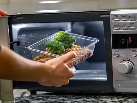 Trường Y Harvard giải mã tin đồn 'đứng gần lò vi sóng đang bật gây ung thư'