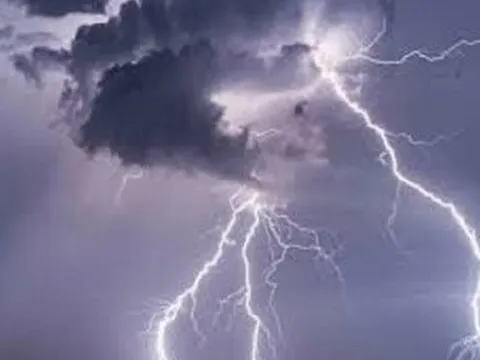 2 chị em bị sét đánh, một người tử vong