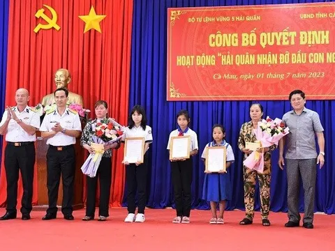 Bộ Tư lệnh Vùng 5 Hải quân nhận đỡ đầu con của ngư dân tại tỉnh Cà Mau