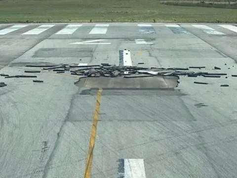 Bề mặt đường sân bay Vinh bị bong tróc, nhiều chuyến bay phải tạm hoãn