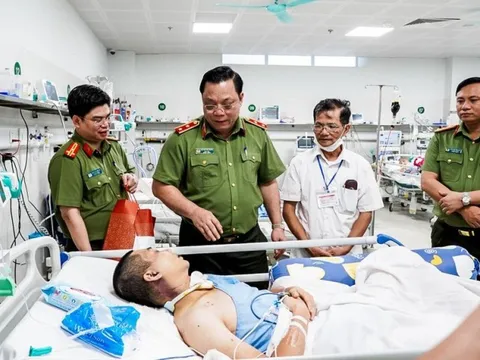 Giám đốc CA Hà Nội thăm hỏi cán bộ bị thương trên đường làm nhiệm vụ