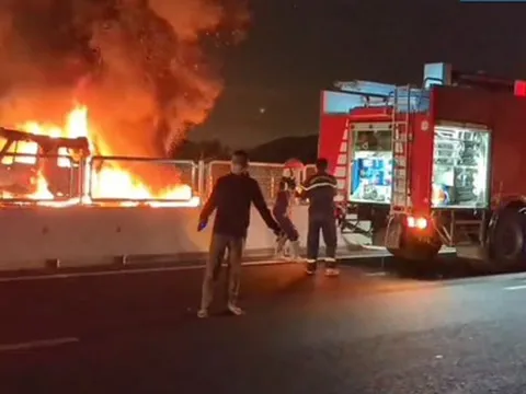 Bình Thuận: Xe đầu kéo cháy rụi trên cao tốc Vĩnh Hảo - Phan Thiết