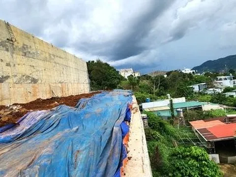 Lên phương án tháo dỡ bờ taluy không phép có nguy cơ đổ sập