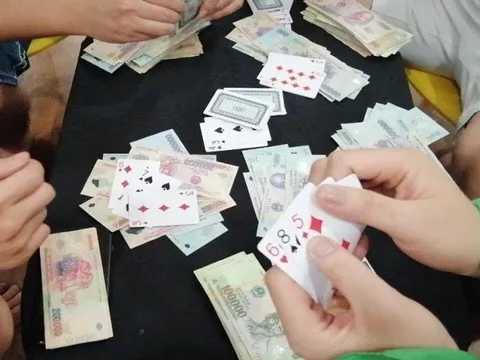 Khởi tố trạm trưởng kiểm dịch cửa khẩu vì tham gia đánh bạc