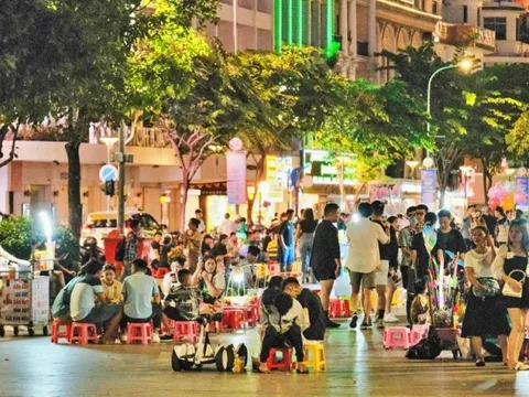 Mất trật tự ở phố đi bộ Nguyễn Huệ, quy hoạch Tp.HCM cần làm gì?