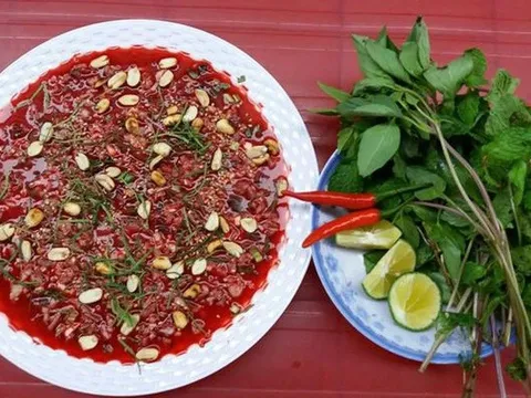 7 người ngộ độc nhập viện nghi do ăn tiết canh bò