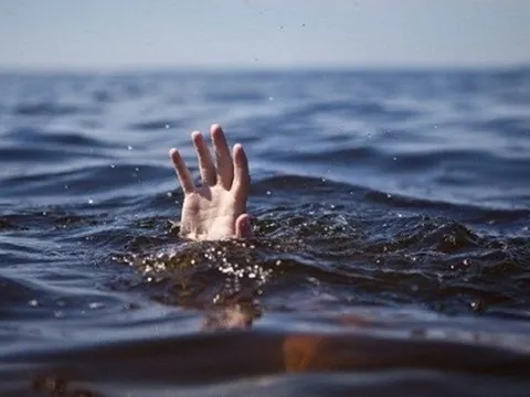 Xuống hồ đập tắm, hai cháu nhỏ đuối nước tử vong