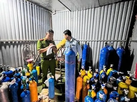 Hà Nội:Triệt phá tổng kho sang chiết “bóng cười”, thu hơn 100 bình khí