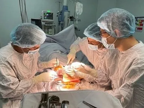 Phẫu thuật cứu người đàn ông bị máy cắt cỏ cắt gần lìa bàn chân