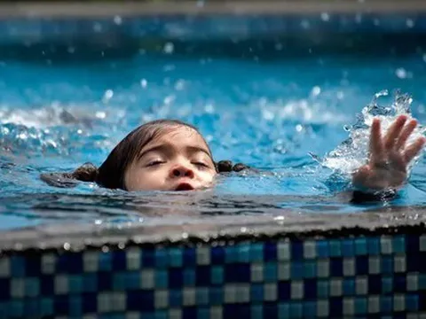 Cách sơ cứu khiến trẻ tử vong do đuối nước: Bác sĩ Bệnh viện Nhi "báo động đỏ"