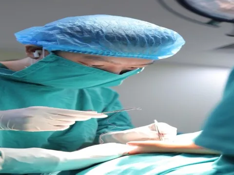 Bị bỏng nước canh, người đàn ông tự ý đắp thuốc không rõ nguồn gốc 