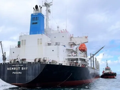 Cứu hộ tàu nước ngoài mắc cạn tại vùng biển Bình Thuận