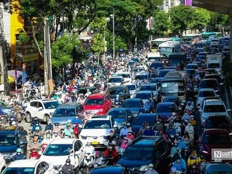 Hà Nội: Hàng nghìn phương tiện nối đuôi nhau đi qua nút giao Mai Dịch