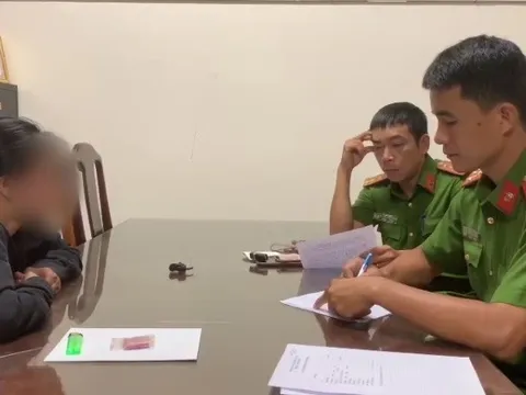Huế: Nữ quái "cõng" 2 tiền án tàng trữ trái phép chất ma túy "sa lưới"