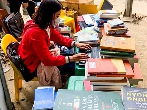 Hà Nội: Triệt phá kho xưởng, thu giữ hơn 100 tấn sách giả