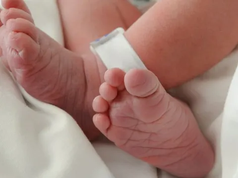 Trẻ sơ sinh có 'ba cha mẹ'