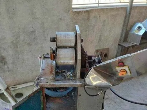 Bé gái 4 tuổi bị máy ép nước mía cán nát bàn tay