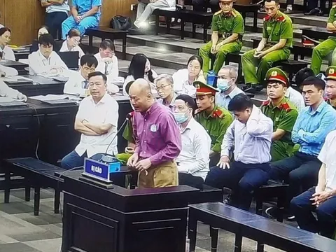 Nhận 864 triệu đồng, cựu Đại sứ khai vì "vui vẻ nên gửi số tài khoản"