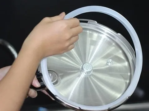 Nồi áp suất bất ngờ phát nổ, người đàn ông phải nhập viện