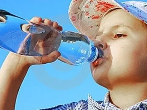 Bé trai 10 tuổi suýt tử vong vì 1 sai lầm khi uống nước