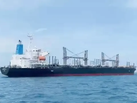 Tàu nước ngoài mắc cạn ở vùng biển Bình Thuận được cứu hộ thành công