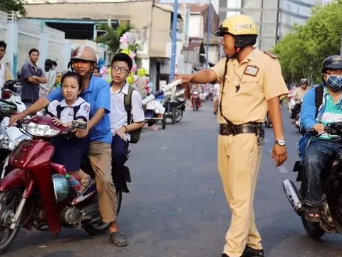 Trường hợp nào đi xe máy “kẹp 3” nhưng không bị phạt?