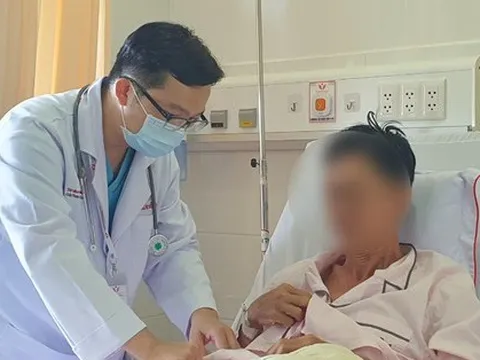 Ngã gục trên đường đi làm về, ngưng thở