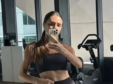 Victoria Beckham khoe vóc dáng săn chắc ở tuổi U50