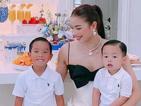 Phạm Hương khoe ảnh cùng 2 con trong căn nhà triệu đô