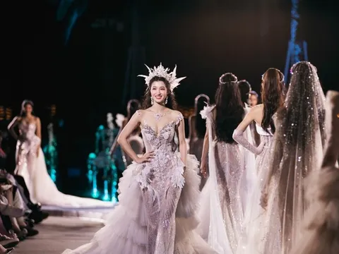 Hoa hậu Mai Phương, á hậu Phương Nhi hóa "mỹ nhân ngư", tỏa sáng trên sàn catwalk với đầm của NTK Anh Thư
