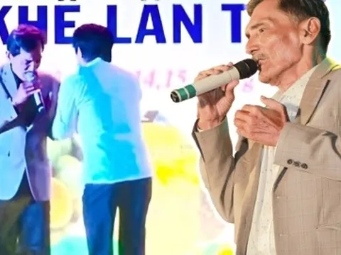 Sau ồn ào với nữ MC, Thương Tín đi diễn và được khán giả bỏ tiền vào áo