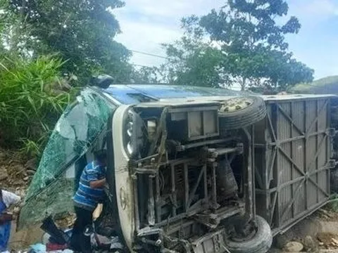 Khánh Hòa: Xe khách lật trên đèo Khánh Lê, 4 người tử vong