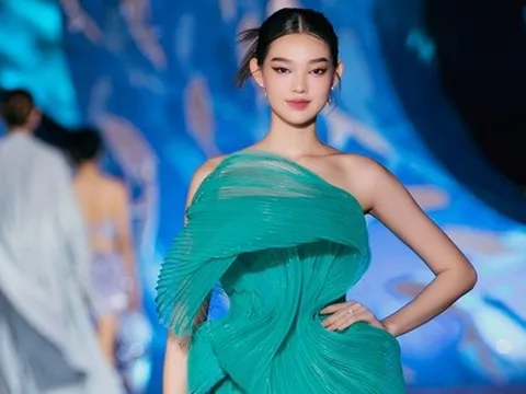 Bé Quyên tỏa sáng, mở màn ấn tượng cho show diễn của NTK Hoàng Minh Hà
