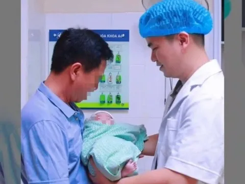 Bà ngoại 50 tuổi phát hiện mang thai tự nhiên ở tuần thứ 18