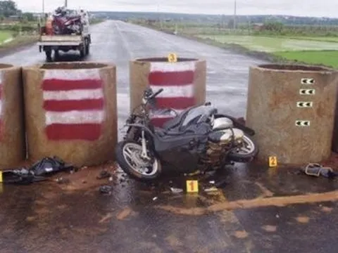 Tông vào cống xi măng giữa đường 2 thanh niên tử vong