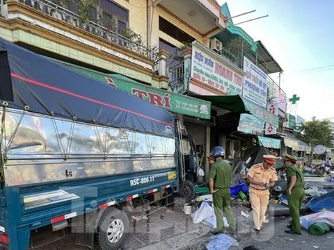 Ô tô tải đâm xe máy, lao vào nhà dân khiến 2 người tử vong