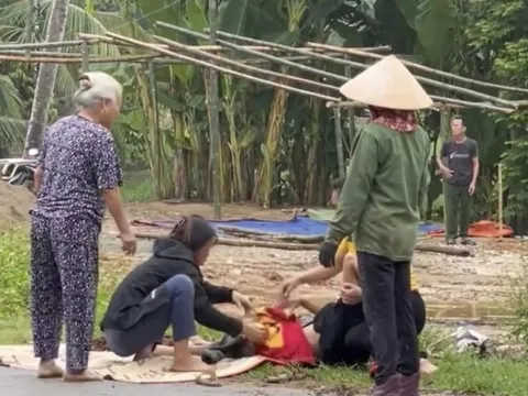 Nghệ An: Tài xế bỏ rơi thai phụ ở ven đường, người dân đỡ đẻ thành công