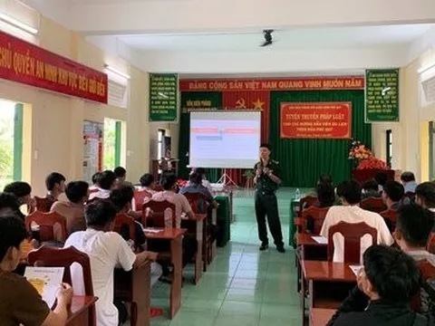 Bộ đội Biên phòng đảo Phú Quý phổ biến pháp luật cho hướng dẫn viên du lịch