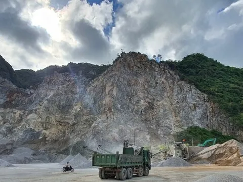 Rơi từ độ cao 30m, công nhân mỏ đá ở Quảng Bình tử vong