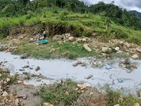 "Đại gia vàng" nói về dòng nước thải chảy từ mỏ vàng ra môi trường