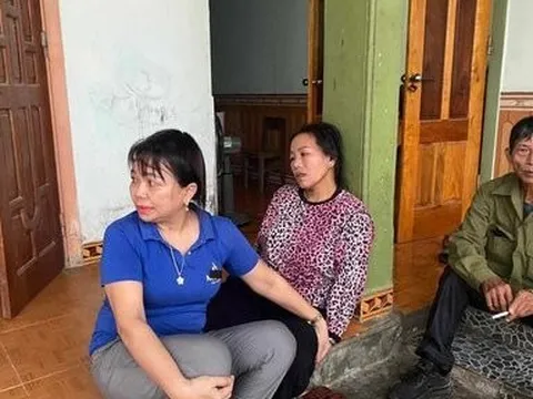 Nghệ An: Bố mẹ khóc ngất khi nhận thi thể 2 người con đuối nước ở sông Lam