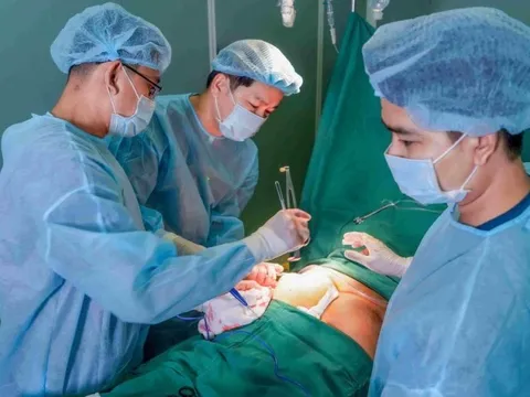 3 giờ phẫu thuật thành công cho người phụ nữ suýt hoại tử vì nâng cấp "vòng 3" từ một người quen