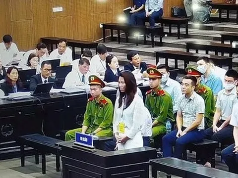 Bị cáo khóc, “xin đi tù thay” cựu Thiếu tướng Nguyễn Anh Tuấn