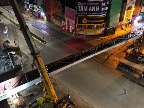 Đóng đường, xuyên đêm lắp đặt xong một trong hai dầm cầu tại nút giao Nguyễn Văn Cừ - Hồng Tiến