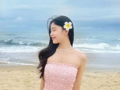 Ái nữ nhà MC Quyền Linh thả dáng như người mẫu