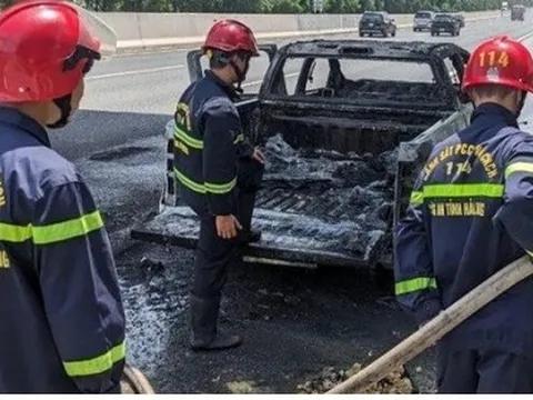 Xe ô tô cháy rụi trên cao tốc Hà Nội - Hải Phòng