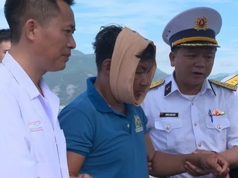 Đưa ngư dân Bình Định bị tai nạn lao động trên biển về bờ an toàn