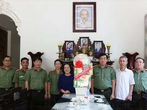 Giám đốc Công an tỉnh Kiên Giang thăm, tặng quà gia đình liệt sĩ