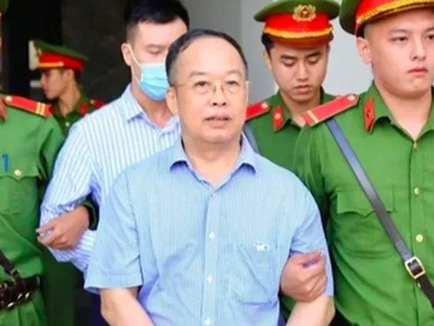 Bản cung thể hiện cựu Cục phó Quản lý xuất nhập cảnh chỉ đạo nhận, chia tiền biếu xén