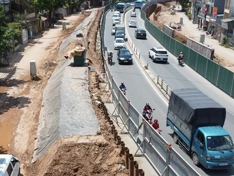 Cận cảnh đoạn đê trên đường Âu Cơ được yêu cầu đắp lại để ứng phó mùa mưa
